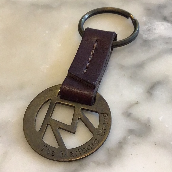 VTG 1980’s Marlboro Tobacco Memorabilia Brass Keychain - Picture 1 of 5